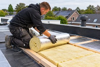 Dakisolatie aanbrengen met glaswol op een plat dak